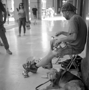 Street-Player-with-his-dog Bologna