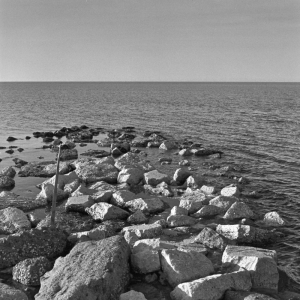 89_05_NikRocks-Wooden-Pole-sea