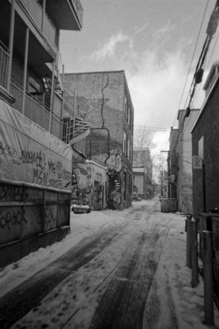 153-3-Montreal-2022-Ilford-HP5@1600_Montreal-Alleys